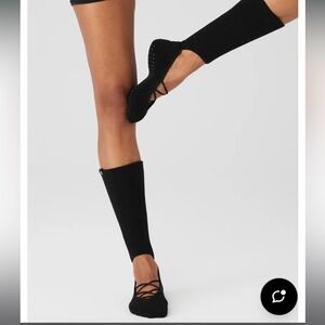 Alo yoga women’s strappy siren grip socks black